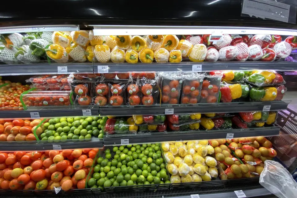 Góndola de supermercado con frutas y verduras