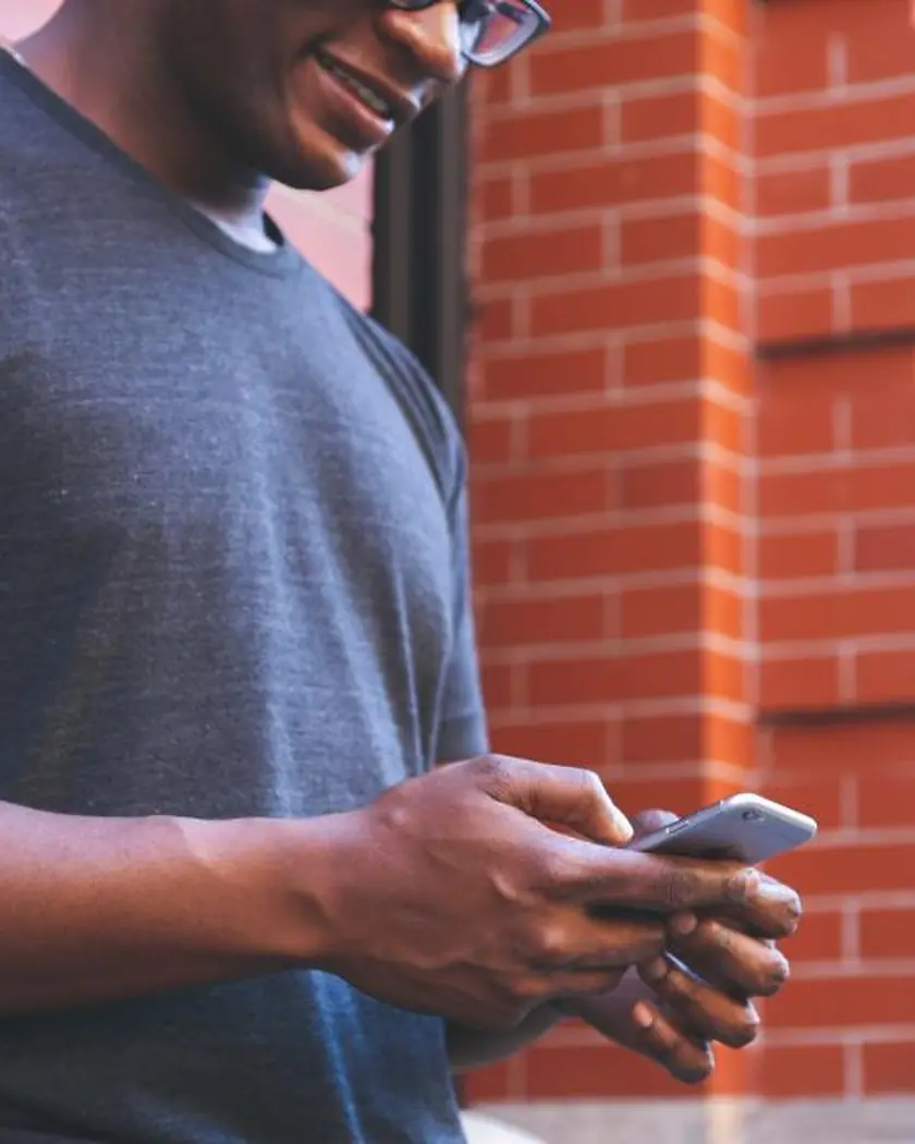 Joven usando su celular en la calle